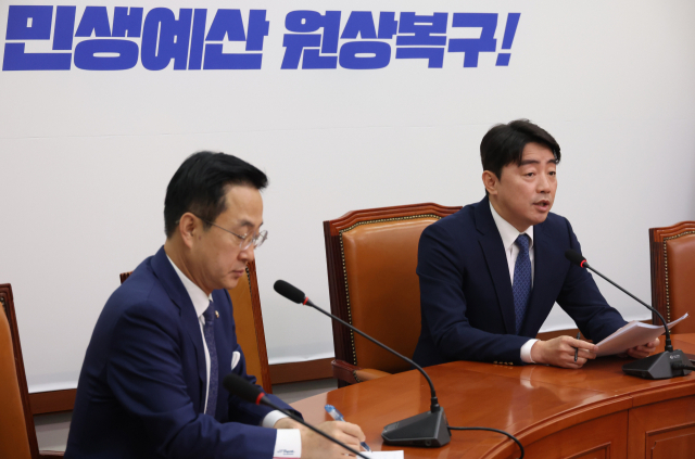 국회 예산결산특별위원회 더불어민주당 간사인 강훈식 의원이 예산안 심사 경과 및 향후 심사방향에 대한 기자간담회를 하고 있다. 연합뉴스