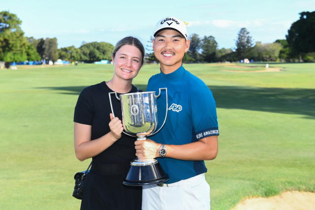 이민우(오른쪽)가 26일 호주 PGA 챔피언십 우승 뒤 여자친구인 그레이시 드레넌과 트로피를 나눠 잡고 있다. EPA연합뉴스