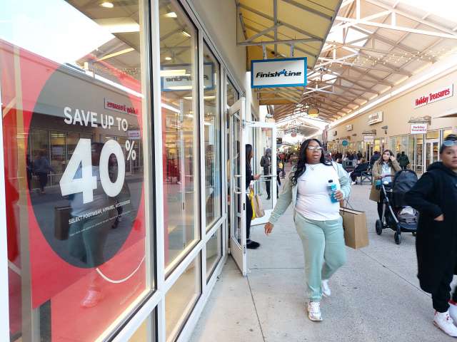 24일(현지 시간) 미국 펜실베이니아 몽고메리카운티에 있는 필라델피아 프리미엄 아웃렛에 쇼핑객들이 걸어가고 있다. 사진(몽고메리)=김흥록 특파원