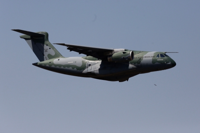 지난 2월 인도 에어쇼 행사에 참가한 브라질 엠브라에르사 ‘C-390’ 수송기가 공중기동 시범을 보이고 있다. 연합뉴스