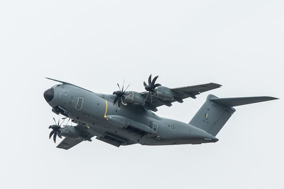 軍 ‘대형수송기’ 차기 기종은…브라질 ‘C-390’·美 ‘C-130J-30’·유럽 ‘A400M’ 3파전[이현호 기자의 밀리터리!톡]
