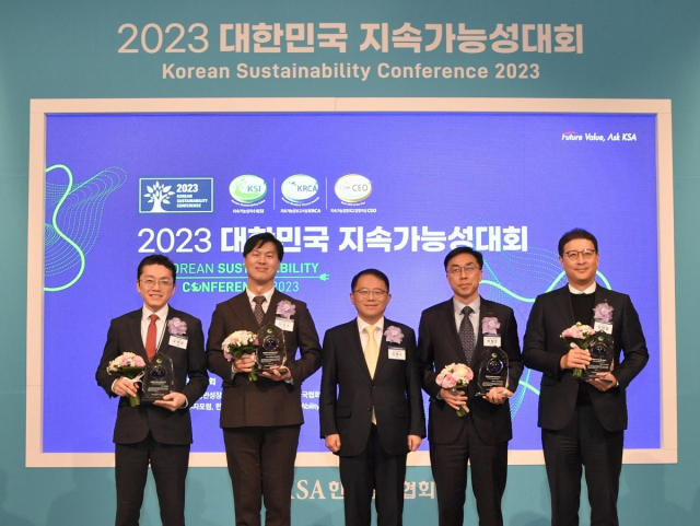 한국표준협회 주관 2023 대한민국 지속가능성대회에서 제약 부문 1위를 수상한 한미약품의 오세권(가장 왼쪽) ESG그룹장이 타 부문 수상 기업 관계자들과 함께 기념촬영을 하고 있다. 사잔제공=한미약품