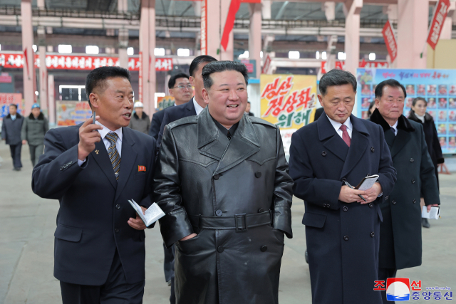 김정은 북한 국무위원장이 지난 26일 룡성기계연합기업소 현지지도 일정 중 설명을 듣고 있다. 연합뉴스