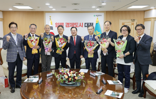 이장우(왼쪽에서 다섯번째) 대전시장이 대전시 4대 전략산업분야에서 우수한 성과를 거둔 기업 대표들과 면담을 갖고 파이팅을 외치고 있다. 사진제공=대전시
