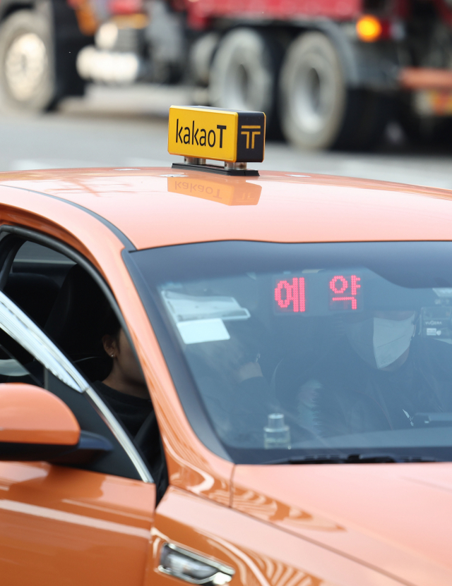 서울 서부역 택시승강장에서 시민들이 카카오T 블루 택시를 이용하는 모습. 연합뉴스