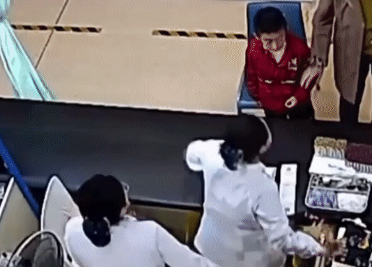 '어, 안 되겠는데?' 뜀틀 넘듯 접수대 뛰어오른 중국 간호사들, 왜?