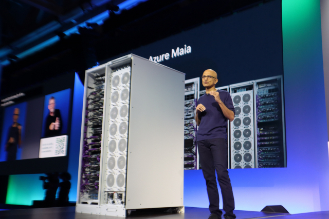 사티아 나델라 최고경영자(CEO)가 이달 15일(현지 시간) 미국 시애틀컨벤션센터에서 자체 개발한 AI 칩 ‘마이아100’과 데이터센터 칩 ‘코발트100’에 대해 설명하고 있다.