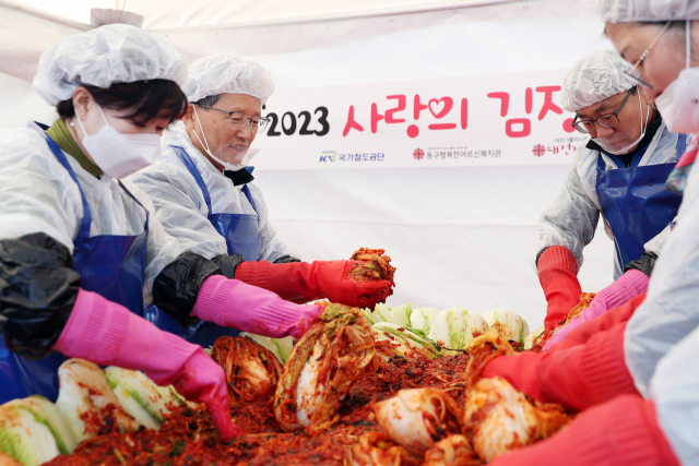 국가철도공단 김한영(왼쪽 두번째) 이사장이 ‘2023년 사랑의 김장나눔’ 행사에 참가해 김장을 하고 있다. 사진제공=국가철도공단