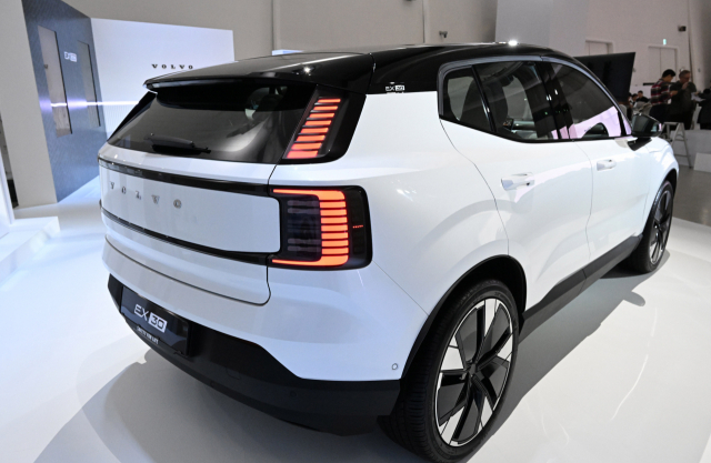 28일 오전 서울 중구 동대문디자인플라자에서 볼보자동차코리아 순수 전기 SUV 'EX30'가 공개되고 있다. 볼보 EX30은 후륜 기반 전기차로 1회 충전 시 최대 475km(WLTP 기준)까지 주행 가능하다. 권욱 기자 2023.11.28