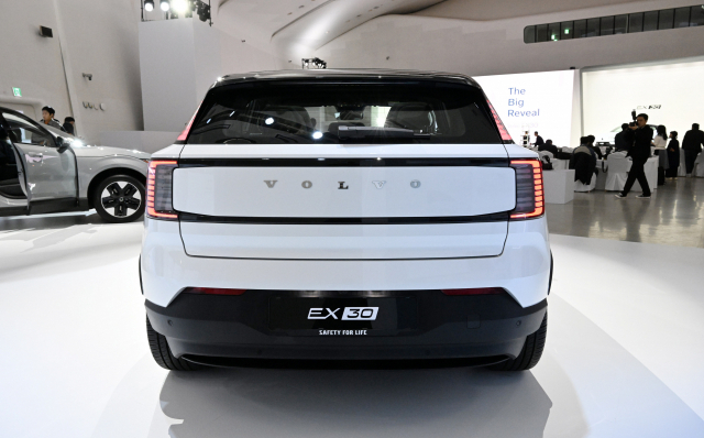 28일 오전 서울 중구 동대문디자인플라자에서 볼보자동차코리아 순수 전기 SUV 'EX30'가 공개되고 있다. 볼보 EX30은 후륜 기반 전기차로 1회 충전 시 최대 475km(WLTP 기준)까지 주행 가능하다. 권욱 기자 2023.11.28