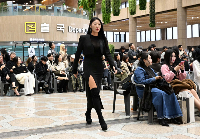 28일 오후 서울 강서구 김포공항 국제선 대합실에서 열린 'K-365 패션쇼 in 김포공항'에서 모델들이 의상을 선보이고 있다. 권욱 기자 2023.11.28