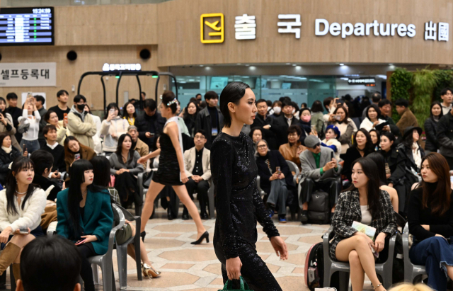 28일 오후 서울 강서구 김포공항 국제선 대합실에서 열린 'K-365 패션쇼 in 김포공항'에서 모델들이 의상을 선보이고 있다. 권욱 기자 2023.11.28