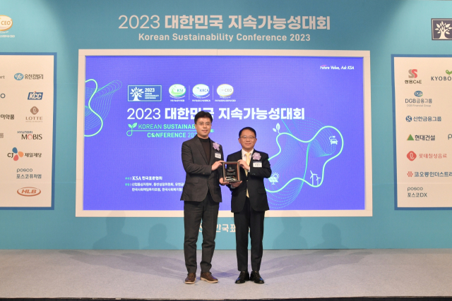 김정일 HLB 상무가 한국표준협회로부터 지속가능성보고서상을 수상하고 있다. 사진 제공=HLB
