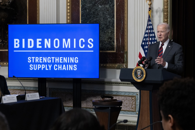 조 바이든 미국 대통령이 27일(현지 시간) 백악관에서 공급망회복력강화위원회를 주재한 뒤 “필수의약품은 미국에서 만들게 될 것”이라고 밝히고 있다. EPA연합뉴스