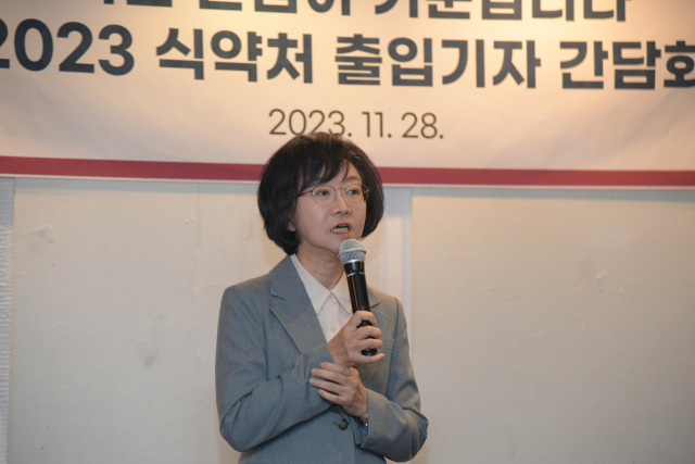 오유경 식품의약품안전처장이 28일 서울 광화문에서 열린 기자 간담회에서 인사말을 하고 있다. 사진 제공=식약처
