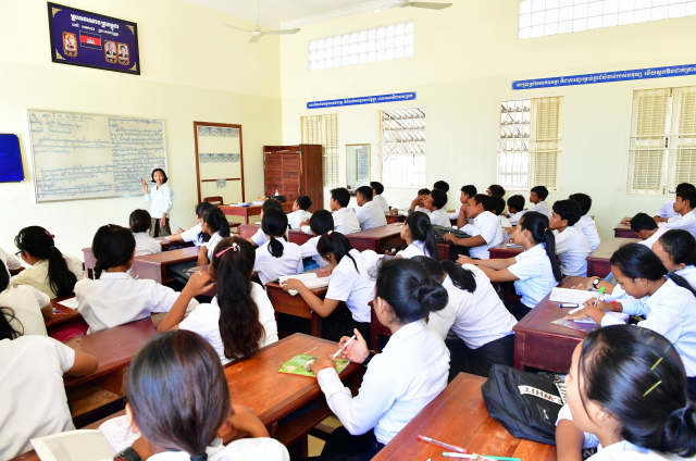 캄보디아 시엠립주 프놈끄라옴 마을에 세워진 수원중·고등학교 수업 모습. 사진 제공 = 수원시