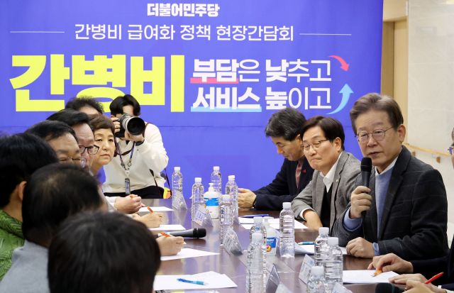 이재명(오른쪽) 더불어민주당 대표가 28일 서울 구로구 더세인트요양병원에서 열린 간담회에서 발언하고 있다. 연합뉴스