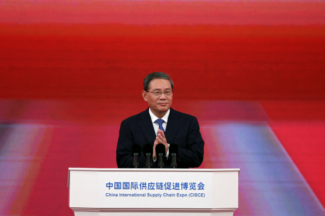 리창 중국 국무원 총리가 28일 베이징에서 열린 ‘제1회 중국국제공급망엑스포(CISCE)’ 개막식에서 기조연설을 하던 중 박수를 치고 있다. 로이터연합