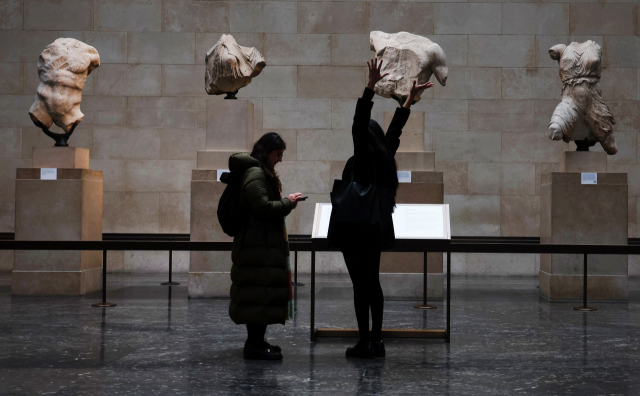 28일(현지시간) 영국 런던 영국박물관에서 방문객들이 파르테논 대리석 조각들을 감상하고 있다. EPA연합뉴스