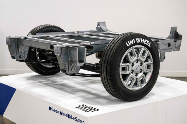 현대차그룹이 개발한 유니휠을 실제 크기의 차체 하부에 장착한 모습. 사진 제공=현대차