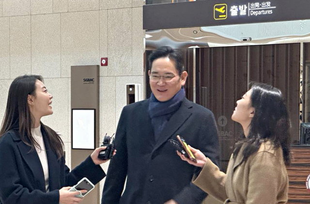 이재용(가운데) 삼성전자 회장이 27일 유럽 출장 일정을 마치고 김포국제공항으로 귀국하면서 취재진과 인터뷰하고 있다. 연합뉴스