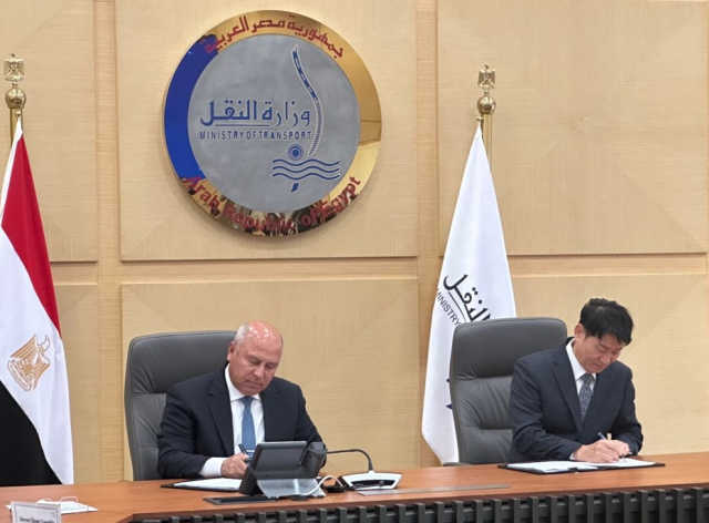 박상준(오른쪽) STX 대표이사와 카멜 알 와지르 이집트 교통부 장관이 전략적 파트너십 계약에 서명을 하고 있다. 사진 제공=STX