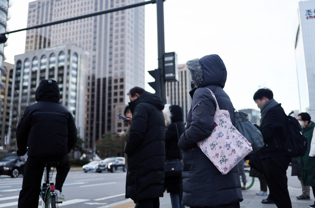 아침 기온이 영하권에 머문 29일 서울 세종로사거리에서 시민들이 보행신호를 기다리고 있다. 연합뉴스