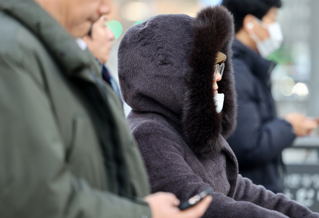아침 기온이 영하권에 머문 29일 서울 세종로사거리에서 시민들이 보행신호를 기다리고 있다. 연합뉴스