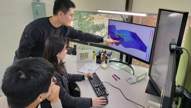 한국원자력연구원 저장처분기술개발부 김정우 박사 연구팀이 시뮬레이션 프로그램(APro)을 이용해 고준위방사성폐기물 지하 처분장의 거동을 시뮬레이션하고 있다.