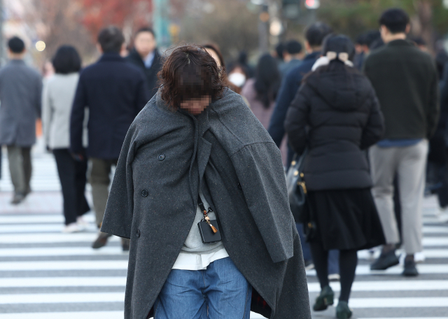 추운 날씨가 이어지는 28일 오전 서울 광화문광장에서 시민들이 두꺼운 옷차림을 한 채 걸어가고 있다. 연합뉴스