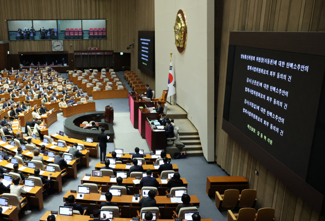 30일 국회 본회의에서 이동관 방통위원장 탄핵안 법사위 회부 동의 건 투표 결과가 나오고 있다. 연합뉴스