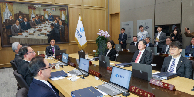 이창용 한국은행 총재가 30일 서울 중구 한국은행에서 열린 금융통화위원회 통화정책방향 결정회의를 주재하고 있다. 2023.11.30 사진공동취재단