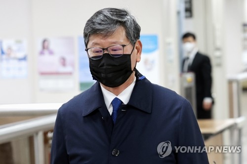 술에 취해 운전 중인 택시 기사를 폭행한 혐의로 재판에 넘겨진 이용구 전 법무부 차관이 지난해 3월 15일 서울중앙지법에서 열린 첫 공판에 출석하고 있다. 연합뉴스