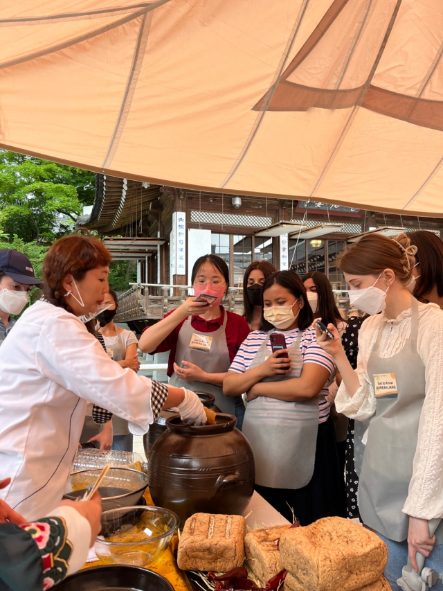 홍신애 연구가가 서울 중구 한국의 집에서 외국인들과 함께 장만들기 체험을 진행하고 있다. 사진제공=농식품부