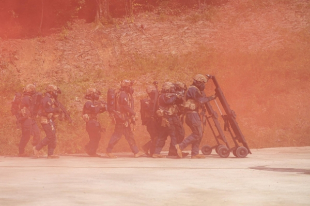 특수 방독마스크와 고글을 착용하고 개인화기로 무장한 미 육군 제59화생방(CBRN) 중대원들이 적의 화생방 공격 상황을 가정한 대응 훈련을 하고 있다. 사진 제공=미 인도태평양사 SNS