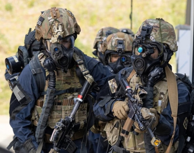 특수 방독마스크와 고글을 착용하고 개인화기로 무장한 미 육군 제59화생방(CBRN) 중대원들이 대량살상무기 의심 시설에 대한 수색 훈련을 하고 있다. 사진 제공=미 인도태평양사 SNS