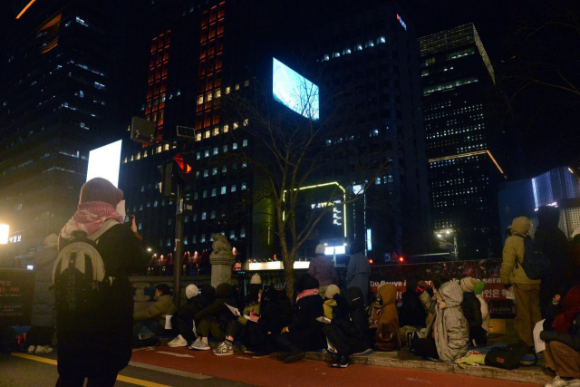 29일 오후 8시께 국제 팔레스타인 연대의 날을 맞아 이스라엘 대사관 맞은편에서 「가자 모놀로그」 낭독회가 진행되고 있다.런더앤싸이트닝·안티무민클럽(AMC)·지금아카이브 제공