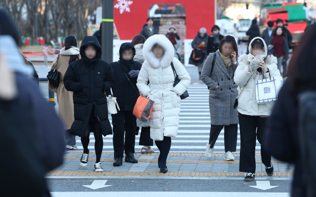 전국 대부분 지역의 아침 최저 기온이 영하권으로 떨어진 30일 오전 서울 광화문광장에서 시민들이 두꺼운 옷차림을 한 채 걸어가고 있다. 연합뉴스