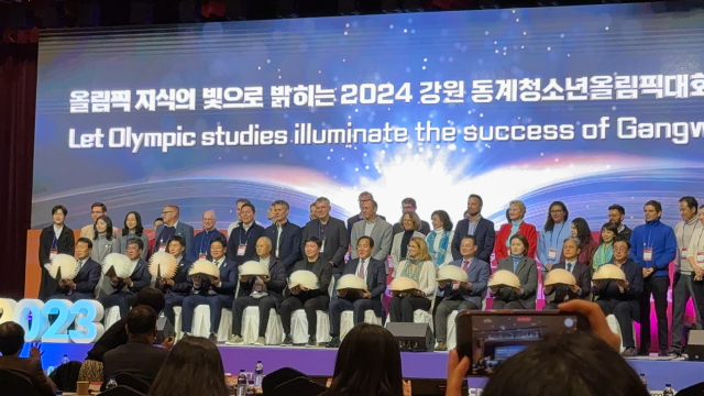 지난 27일 평창 용평리조트에서 열린 ‘2023 평창 국제올림픽연구센터 컨퍼런스’ 개회식에서 14개국 26개 올림픽연구센터 관계자들이 ‘2024 강원 동계 청소년 올림픽 대회’의 성공적인 개최를 기원하는 퍼포먼스를 하고 있다. /사진=우승호기자