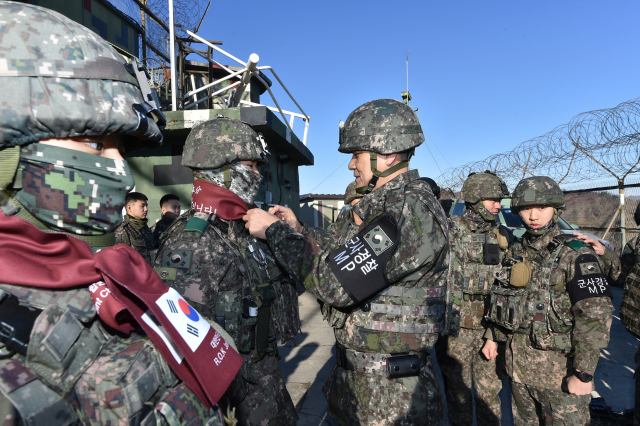 김명수 합참의장이 30일 동부전선 최전방 GP를 방문해 임무완수에 여념이 없는 장병들을 격려하고 있다. 사진 제공=합참