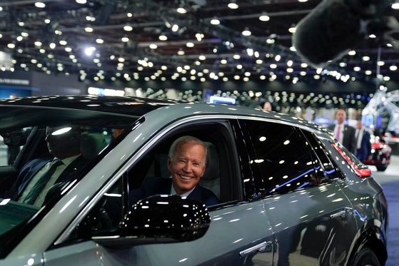 조 바이든 미국 대통령이 지난해 9월 미 디트로이트에서 열린 디트로이트 오토쇼에서 자동차 회사 캐딜락의 전기차 '리릭'에 탑승한 후 웃고 있다. 연합뉴스
