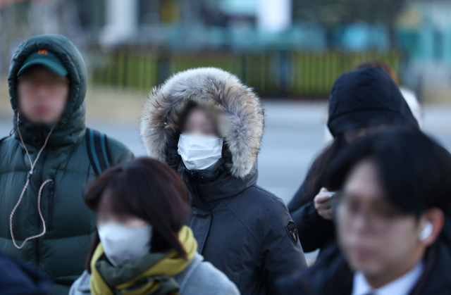 30일 오전 서울 광화문광장에서 시민들이 두꺼운 옷차림을 한 채 걸어가고 있다. 연합뉴스