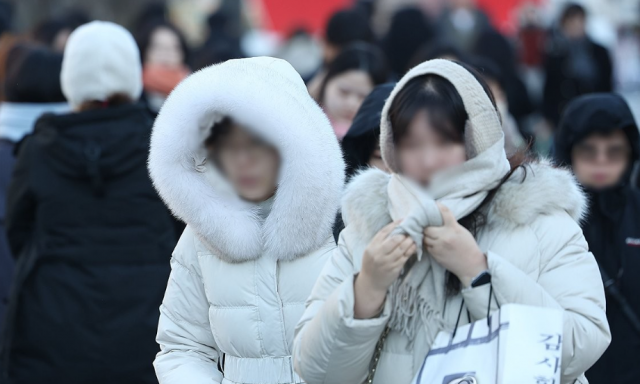 전국 대부분 지역의 아침 최저 기온이 영하권으로 떨어진 지난 30일 오전 서울 광화문광장에서 시민들이 두꺼운 옷차림을 한 채 걸어가고 있다. 연합뉴스