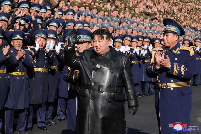 김정은 북한 국무위원장이 지난달 30일 항공절을 맞아 공군사령부를 찾아 손을 흔들고 있다. 연합뉴스