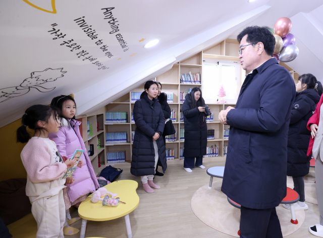 박일하(오른쪽) 동작구청장이 지난달 30일 서울 동작구 노량진동에 문을 연 동작영어마루도서관 개관행사에 참석해 도서관을 방문한 아이들과 이야기를 나누고 있다. 사진제공=동작구