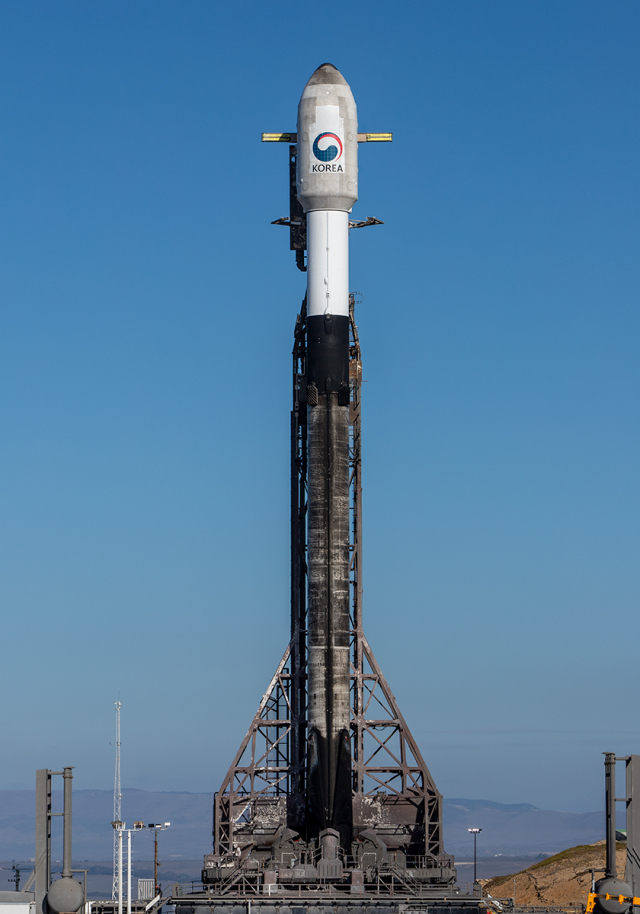 30일 미국 LA 반덴버그 우주군기지에서 발사 예정일을 하루 앞두고 우리 군 최초 군사정찰위성 1호기를 탑재한 팰콘(Falcon)-9 발사체가 기립 완료한 모습. 사진 제공=SpaceX