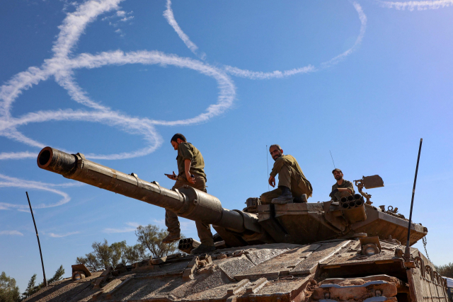지난달 30일(현지 시간) 이스라엘군이 가자지구 국경지대에서 탱크 위에 올라서 있다. 이스라엘군은 1일 가자지구에서 하마스를 상대로 한 전투 작전을 재개했다고 밝혔다. AFP연합뉴스
