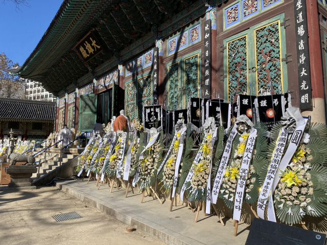 1일 서울 종로구 조계사 대웅전 앞에 추모화환이 놓여있다. 이승령 기자