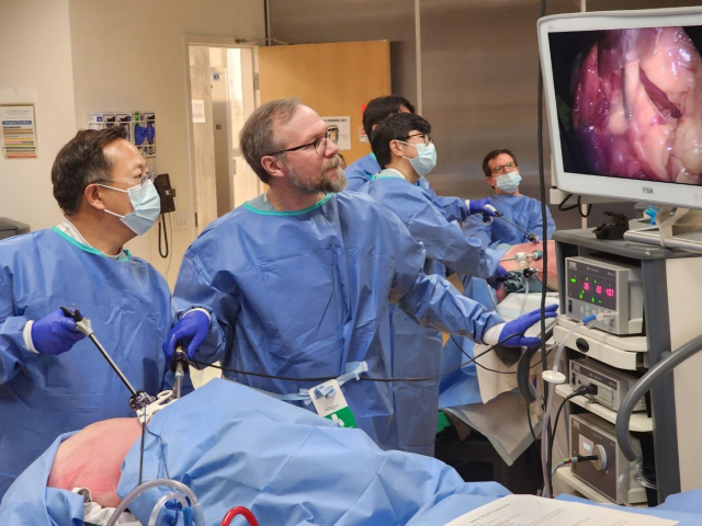 올해 6월 딥큐어가 미국에서 개최한 복강경 신장신경차단술의 핸즈온 워크숍에 참석한 의료진들이 실험용 돼지의 신장 혈관에 '하이퍼큐어'를 이용한 시술을 시행하고 있다. 사진 제공=딥큐어