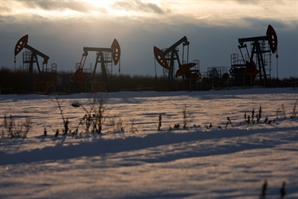 OPEC 감산에 美는 증산…원유 생산량 조절 '신경전'